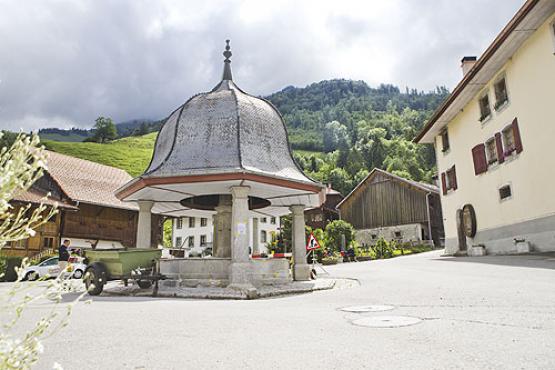 Fontaine de Lessoc: sablage du toit métal, peinture du toit et sous toiture