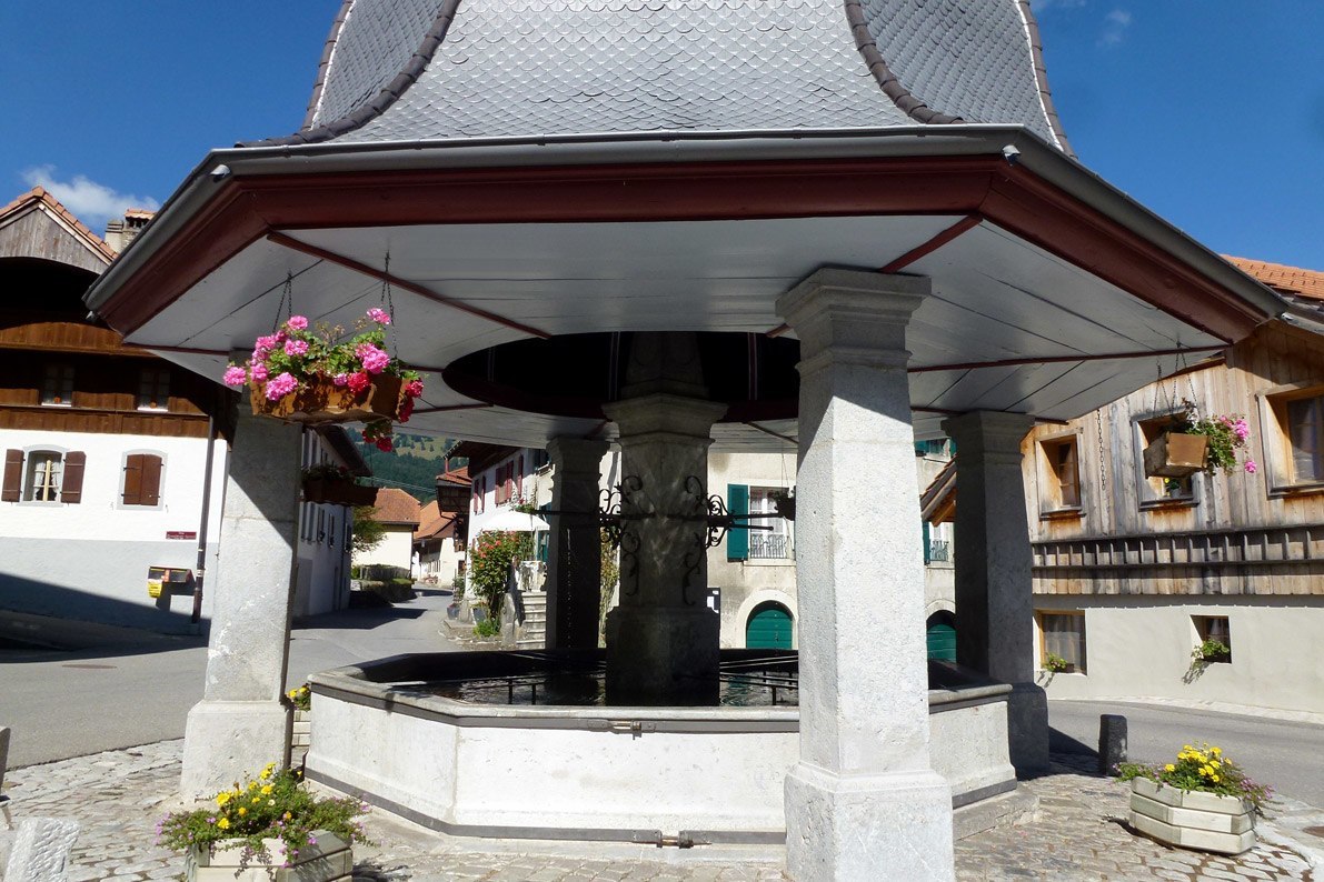 Fontaine de Lessoc. Sablage du toit métal, peinture du toit et sous toiture